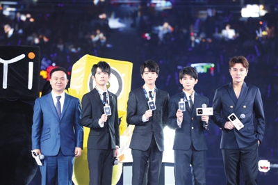 tfboys黑色西服图片_TFBOYS入职一下科技_未来指挥官身份