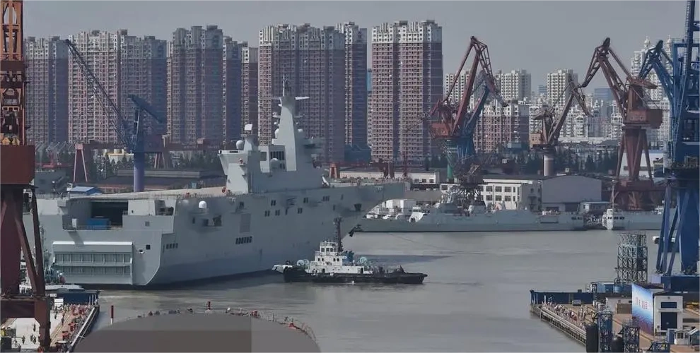 中国海军造舰能力发展_075两栖_075型两栖攻击舰下水仪式