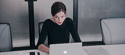 电影《实习生》里的海瑟薇