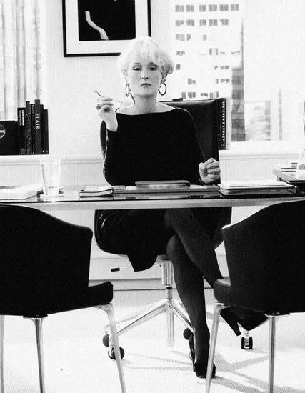 梅姨饰演的杂志主编“女魔头”