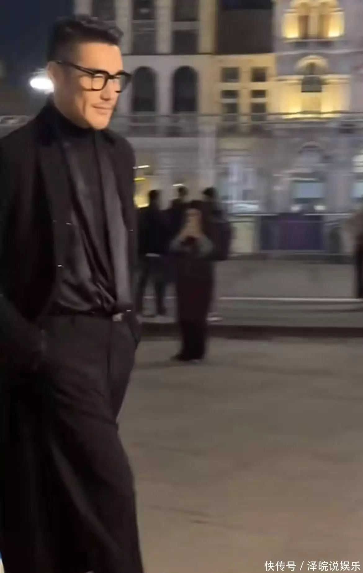 胡兵很有钱吗_胡兵单身生活态度_胡兵张馨予意大利街头走秀