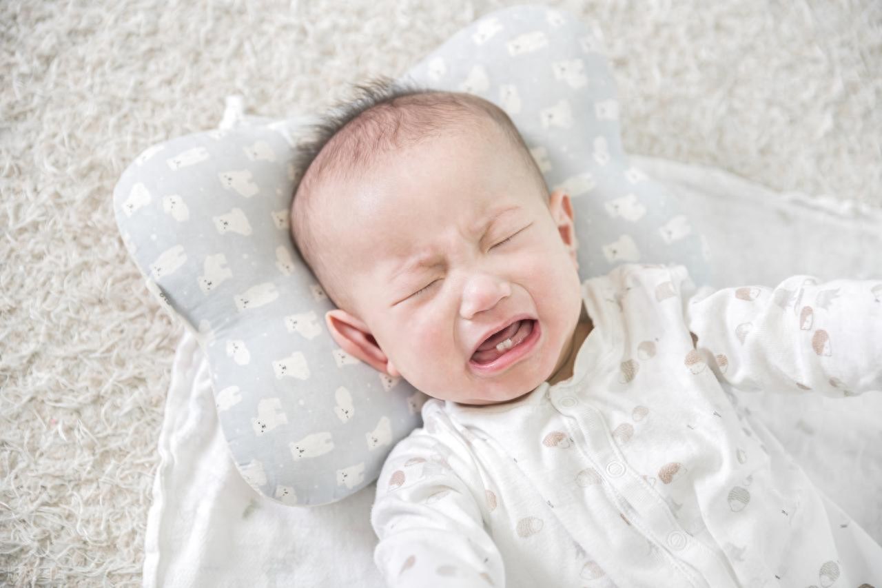 宝宝头发不均匀原因_宝宝头发稀疏护理_宝宝睡觉头会出很多汗为什么