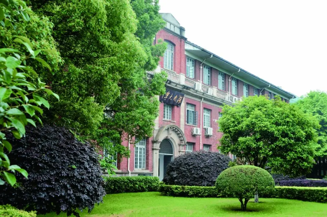 高颜值大学 排名 人民日报评选_重庆大学地理位置