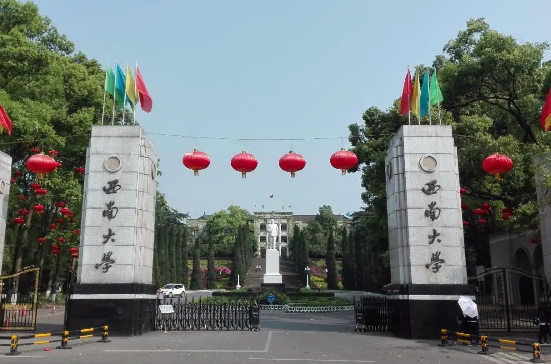 高颜值大学 排名 人民日报评选_重庆大学地理位置