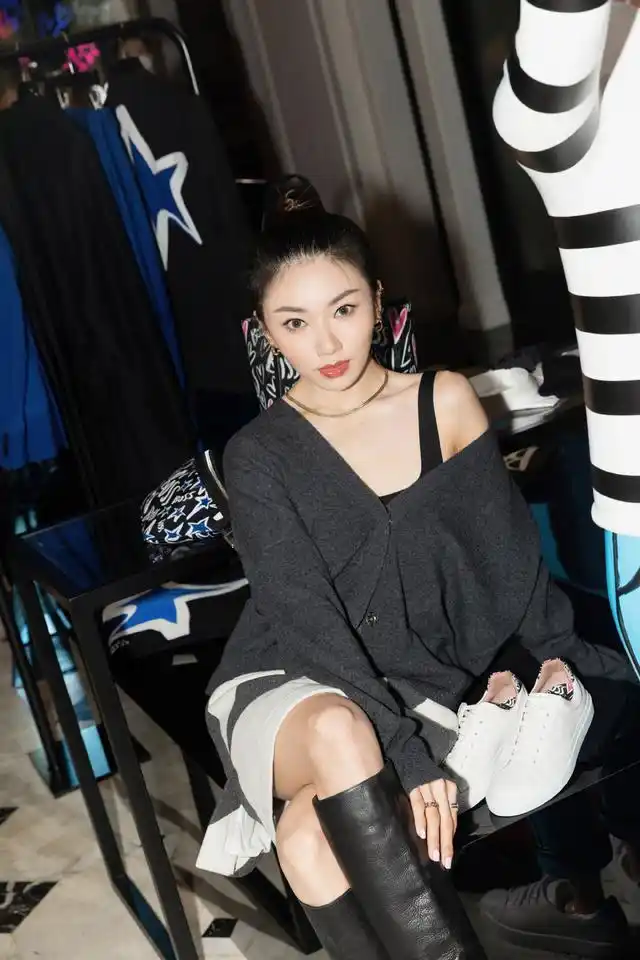 程晓玥郑恺分手后状态_程晓玥名媛生活晒礼物_郑恺前校花前女友