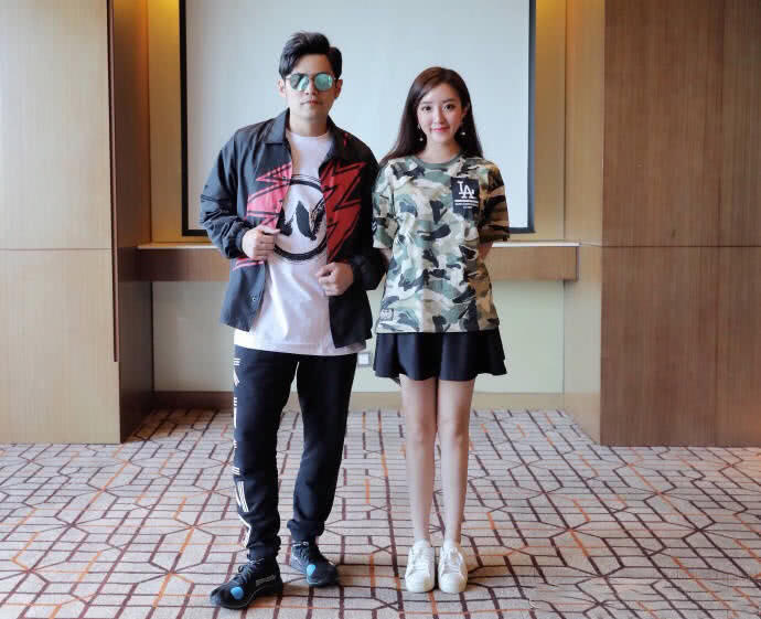 阮芳婷周杰伦合影声明_周杰伦出轨空姐阮芳婷_周杰伦和李宇春绯闻