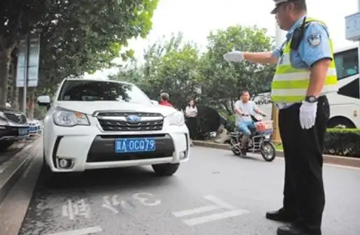 三角形标志避让行人被扣3分罚款100元_导流线标志_不认识这5种道路标线迟早要被扣完