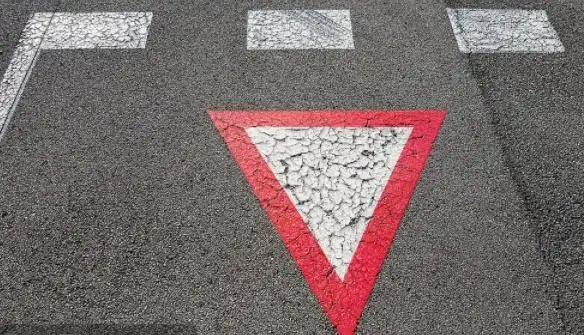 不认识这5种道路标线迟早要被扣完_导流线标志_三角形标志避让行人被扣3分罚款100元