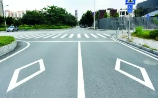 不认识这5种道路标线迟早要被扣完_三角形标志避让行人被扣3分罚款100元_导流线标志