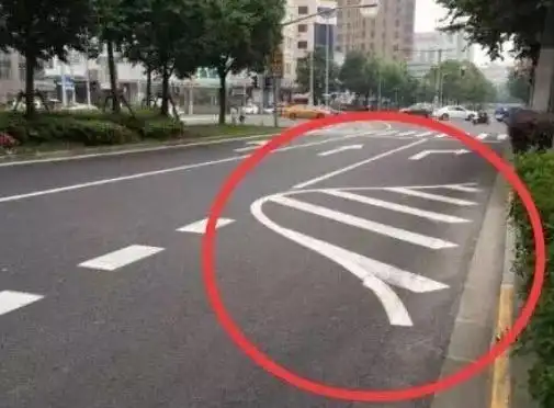 三角形标志避让行人被扣3分罚款100元_导流线标志_不认识这5种道路标线迟早要被扣完