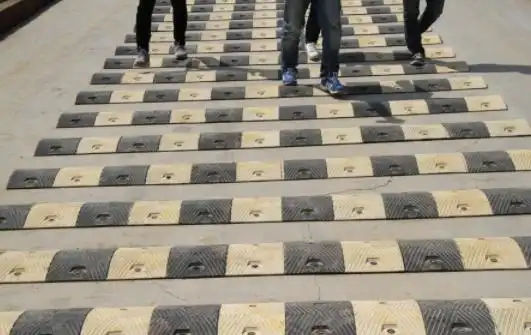 不认识这5种道路标线迟早要被扣完_三角形标志避让行人被扣3分罚款100元_导流线标志