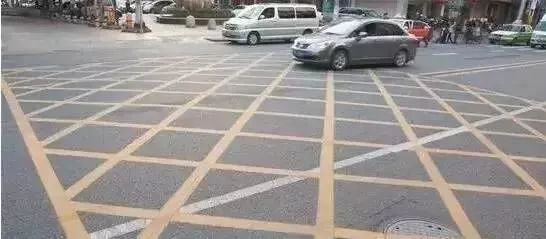 白色实线虚线区别_导流线标志_交通标线含义