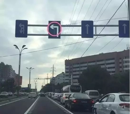 导流线标志_交通标线含义_白色实线虚线区别