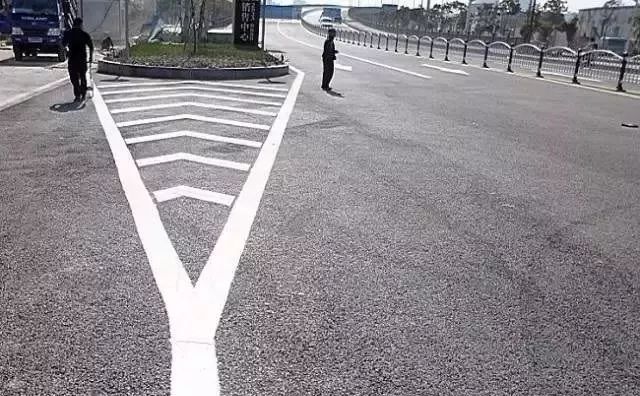 导流线标志_白色实线虚线区别_交通标线含义