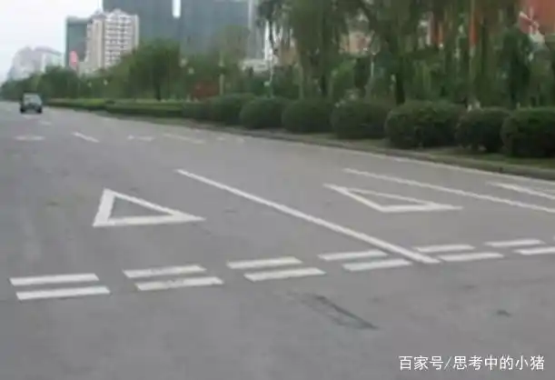 纵向减速标线作用原理_导流线标志_道路交通标线性能要求