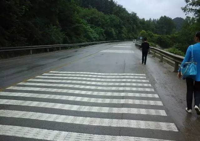 减速标线_导流线标志_错视觉标线