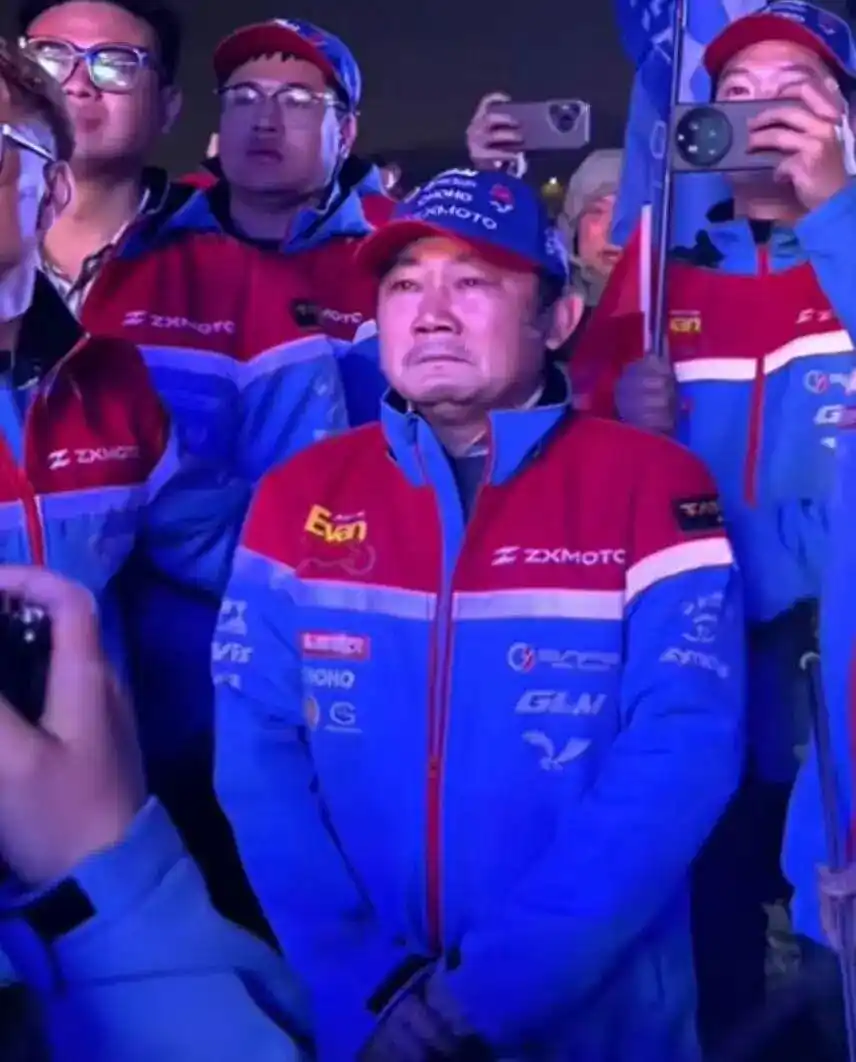 中国摩托车品牌历史性突破_“张雪机车”位列超级杆位赛第二名_张雪机车WSBK夺冠