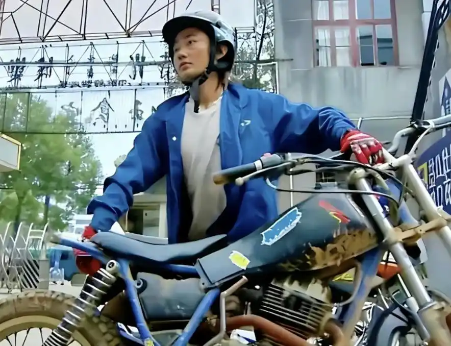 中国摩托车品牌历史性突破_“张雪机车”位列超级杆位赛第二名_张雪机车WSBK夺冠