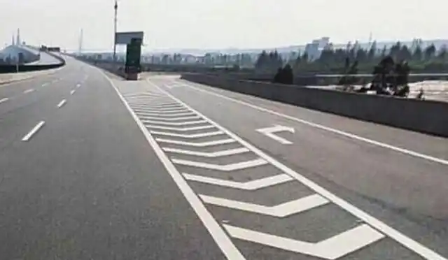 新手司机高速标志线_高速公路常见标志线详解_导流线标志