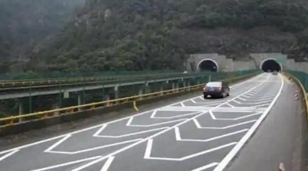 导流线标志_高速公路常见标志线详解_新手司机高速标志线