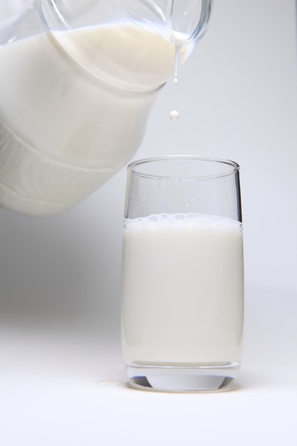 喝牛奶是什么意思_牛奶是否有害_什么时候喝牛奶合适