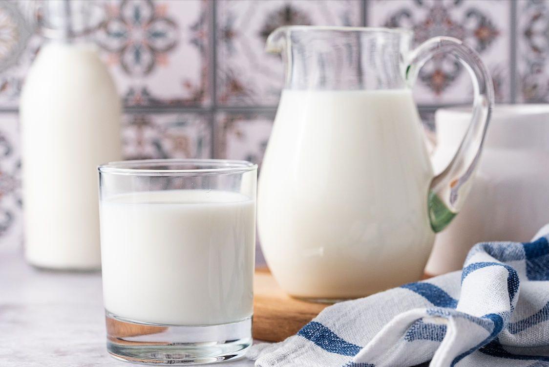 什么时候喝牛奶合适_牛奶是否有害_喝牛奶是什么意思