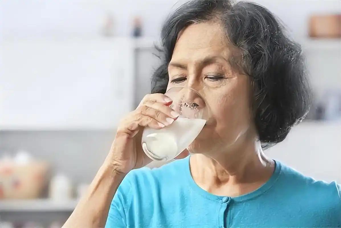 老年人喝牛奶注意事项_喝牛奶是什么意思_牛奶与心血管健康关系