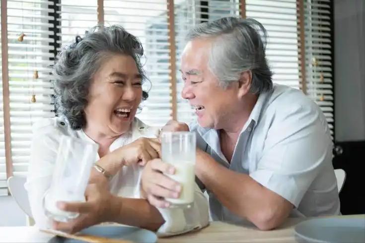 牛奶与心血管健康关系_老年人喝牛奶注意事项_喝牛奶是什么意思