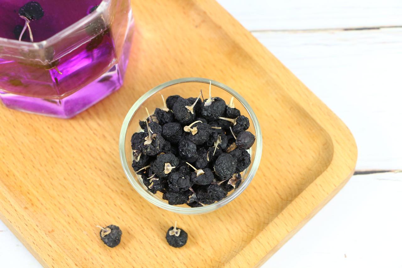 长期喝黑枸杞皮肤好得不得了_黑枸杞抗衰老淡纹亮肤增强记忆护脑安神提高免疫力_黑枸杞花青素之王功效吃法注意事项