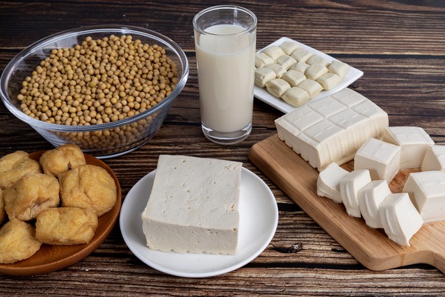 补钙食物选择 牛奶之外的高吸收钙源 芝麻酱小鱼干豆腐_有哪些是含钙的食物