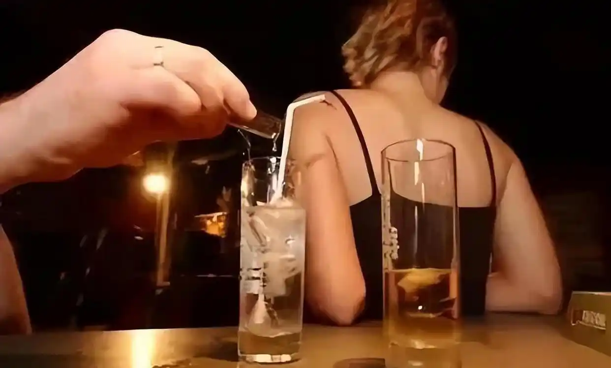 如何预防下药事件_GHB迷奸药_隐形药水喝了人会隐形