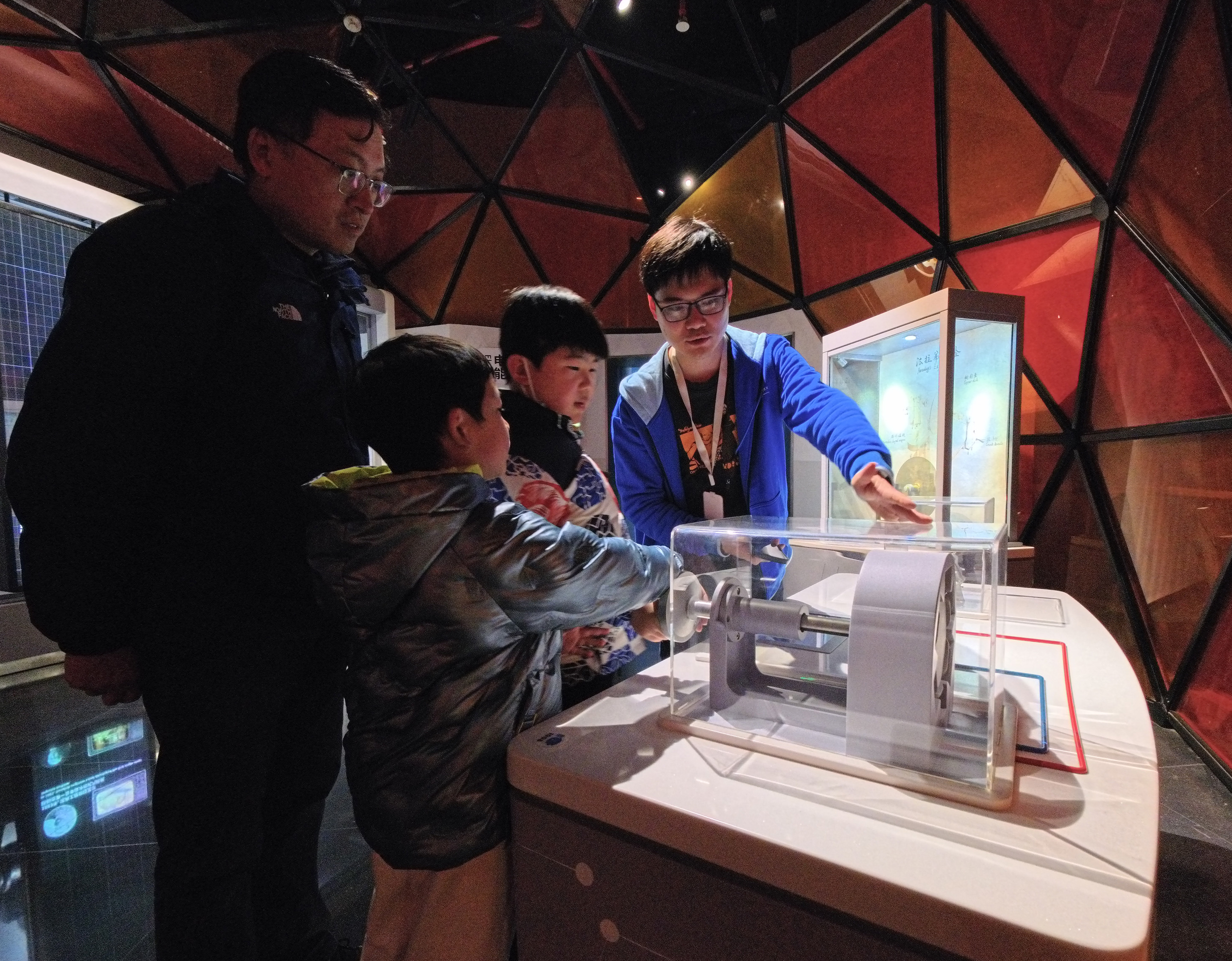 科技馆地址_上海科技馆展项互动体验_神奇的我展区体感游戏