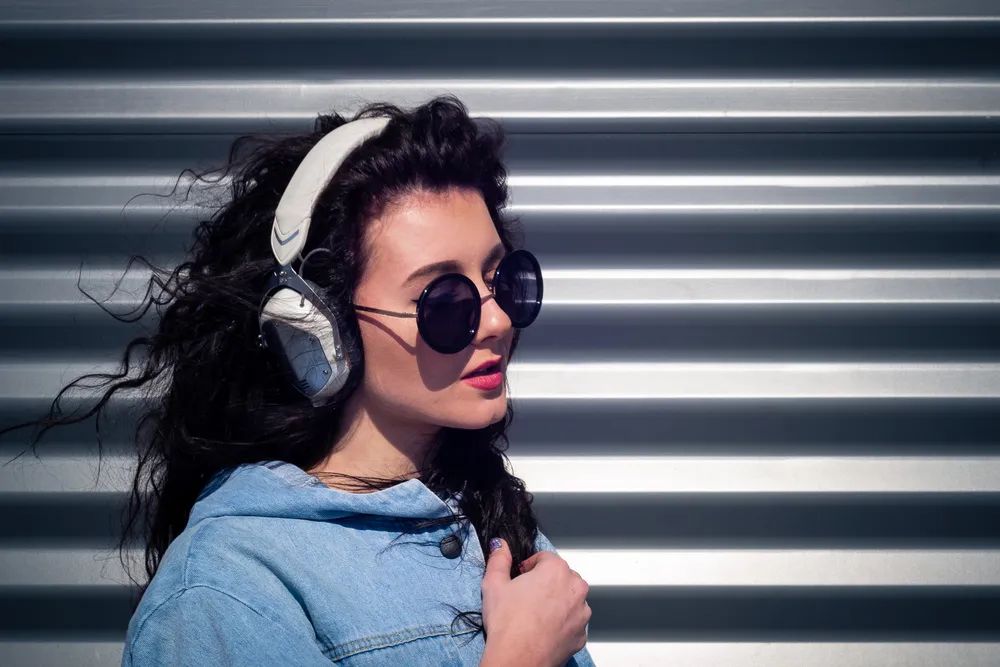 长期佩戴耳机危害_零听耳塞副作用_耳机使用音量时间