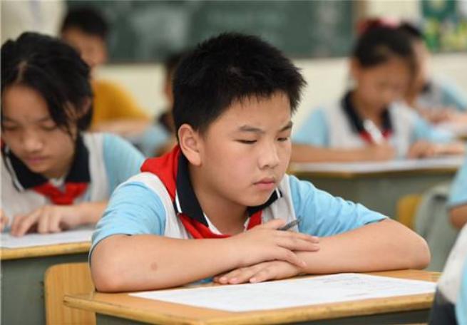 中小学家长会 期末考试不公布分数排名 中等生考试价值_期末考试卷子怎么出的