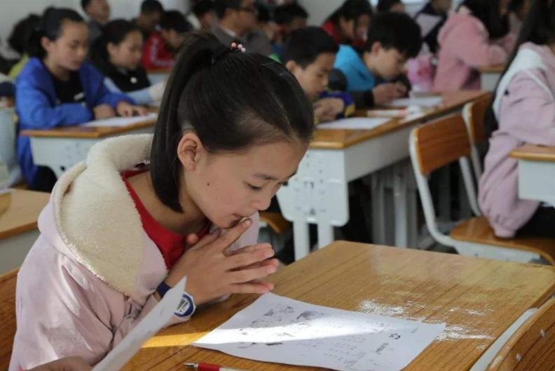 中小学家长会 期末考试不公布分数排名 中等生考试价值_期末考试卷子怎么出的