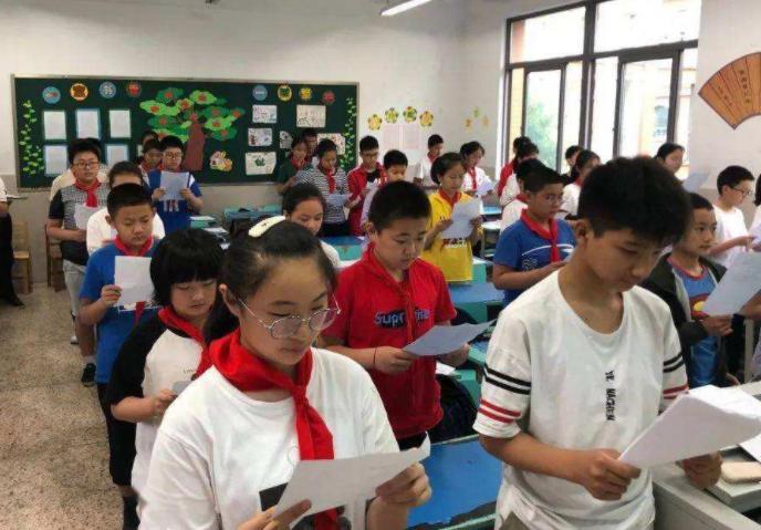 中小学家长会 期末考试不公布分数排名 中等生考试价值_期末考试卷子怎么出的