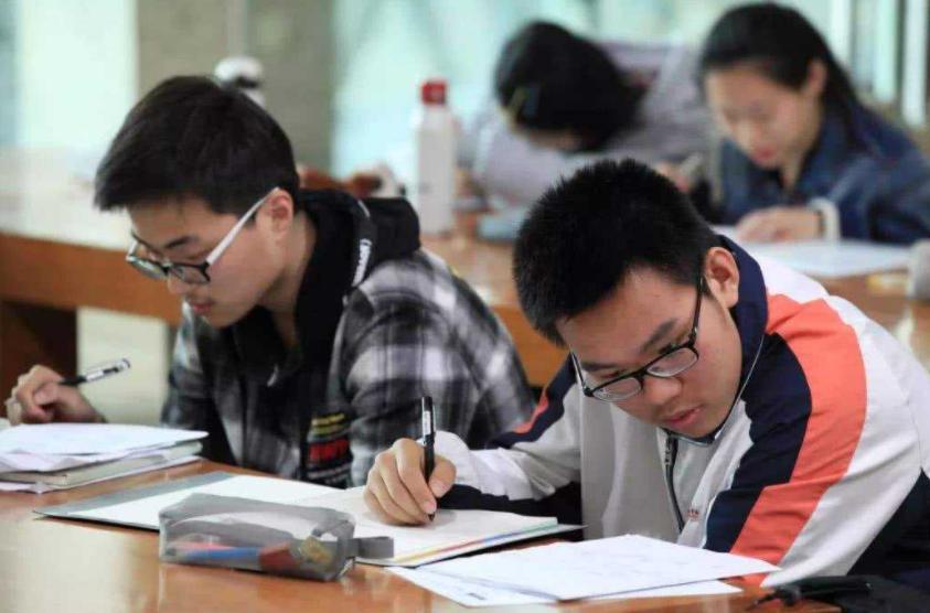 期末考试卷子怎么出的_中小学家长会 期末考试不公布分数排名 中等生考试价值