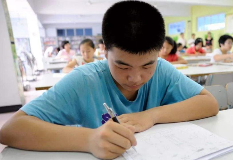 中小学家长会 期末考试不公布分数排名 中等生考试价值_期末考试卷子怎么出的