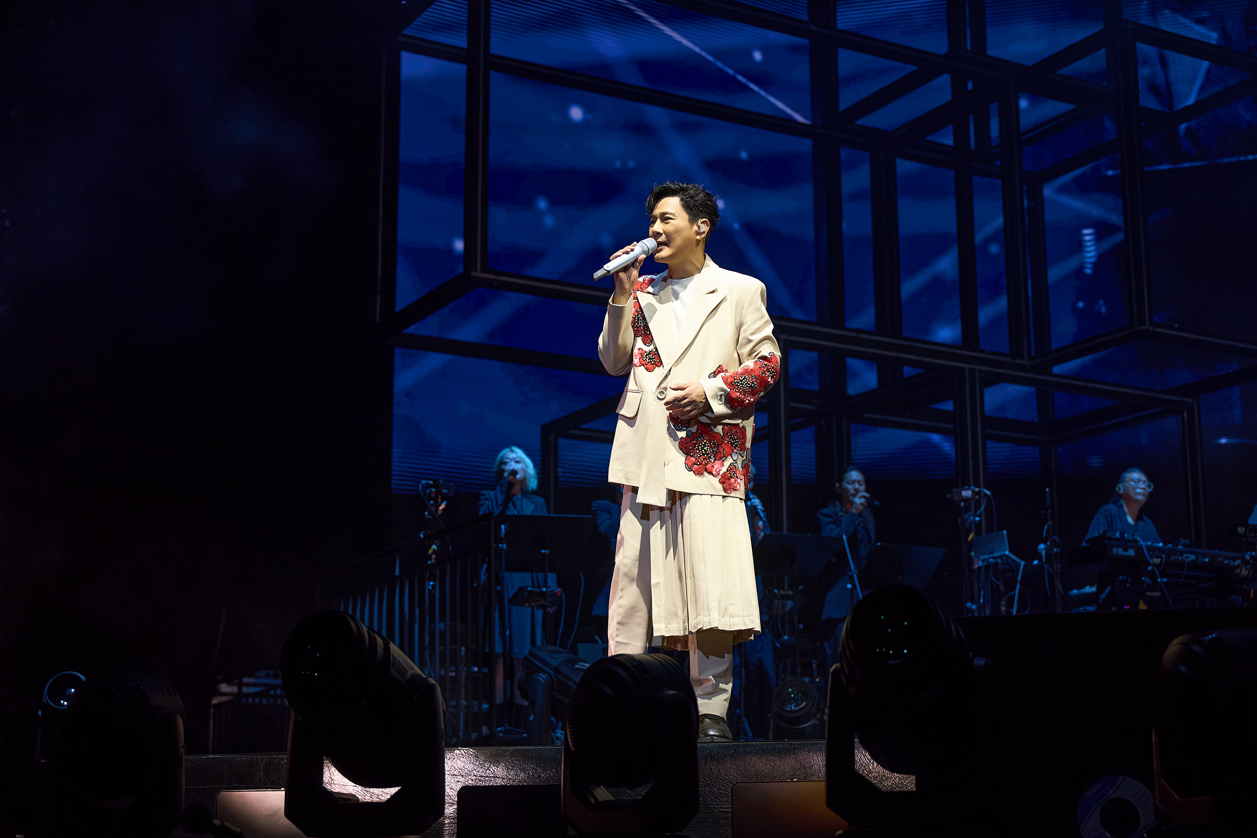 张信哲未来式终极版巡演_张信哲迪拜演唱会_张信哲闷骚