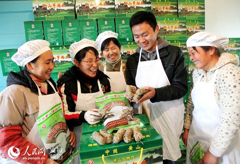 大学生村官徐锋(右二)任职期间工作照片 (吴建平/摄)