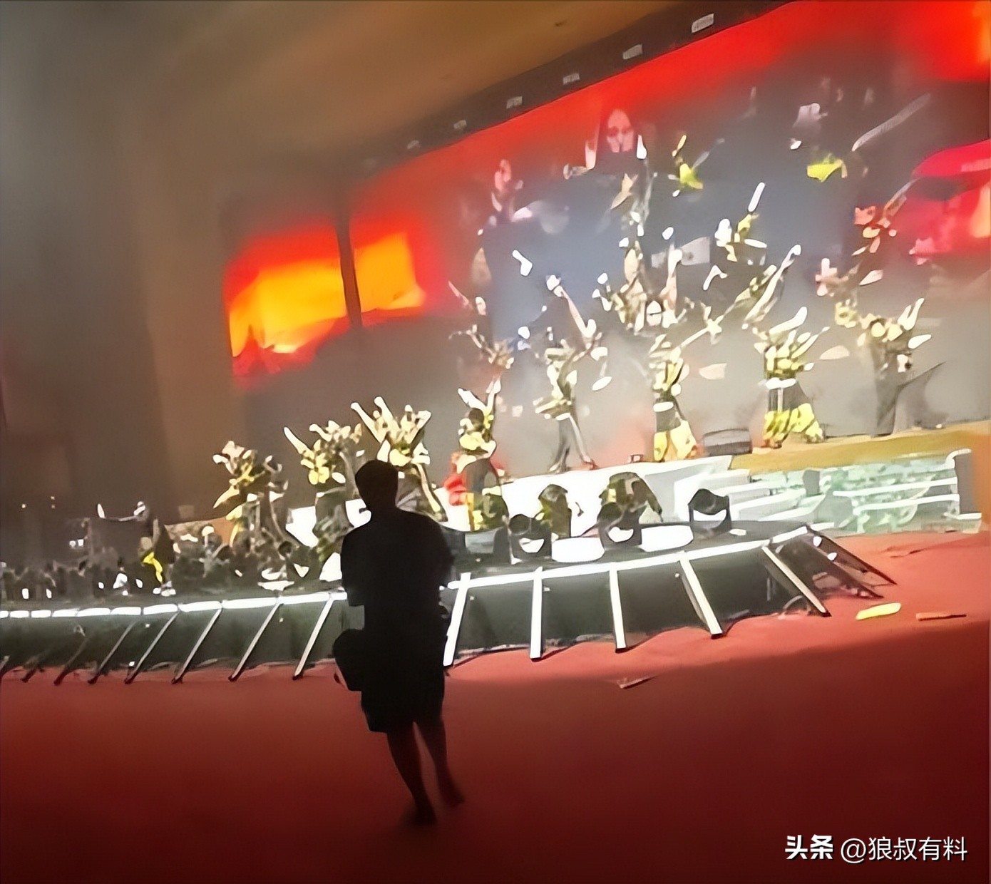 毕福剑变卖字画800元被质疑_毕福剑消失8年后现身香港小剧场_毕福剑饭局视频资源