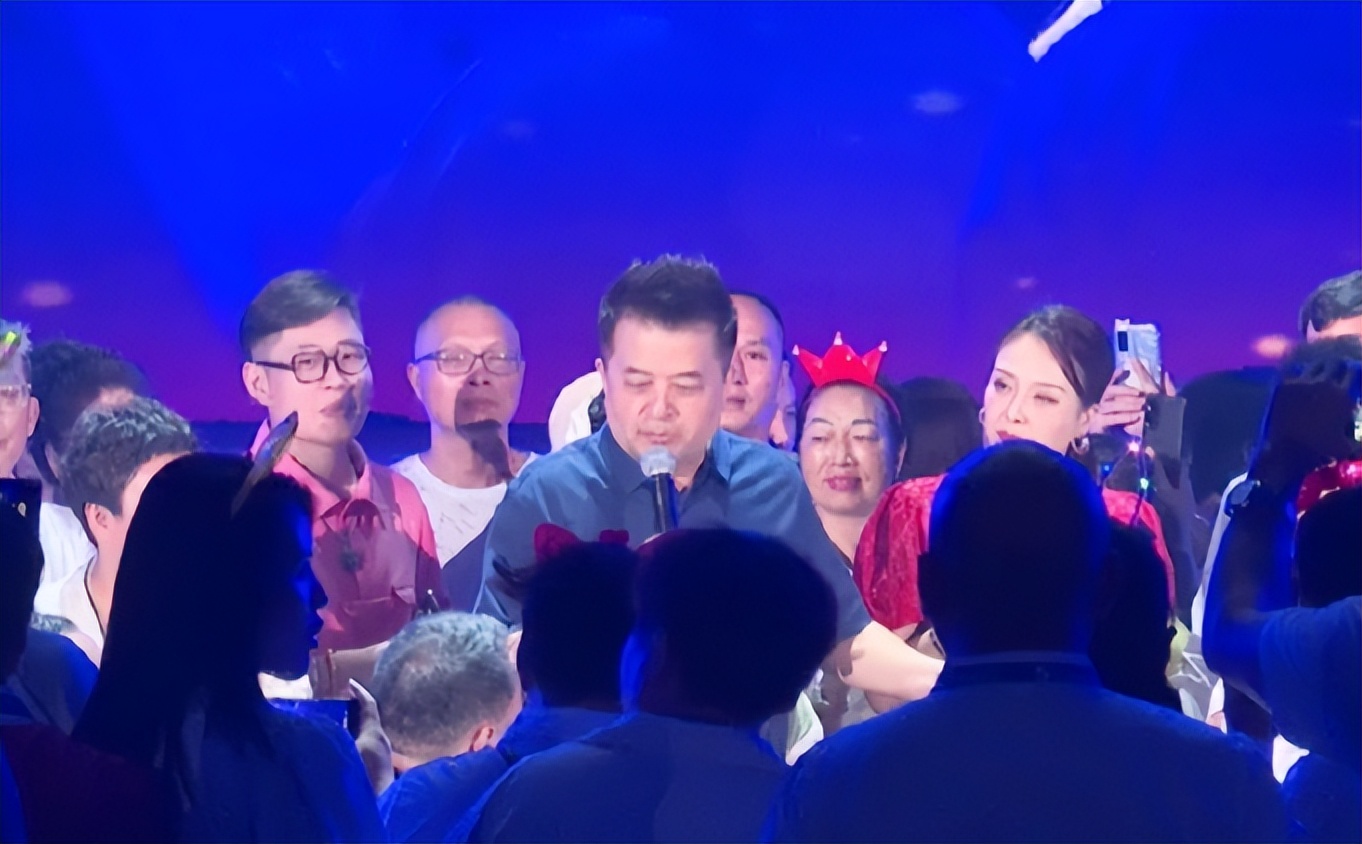 毕福剑消失8年后现身香港小剧场_毕福剑饭局视频资源_毕福剑变卖字画800元被质疑