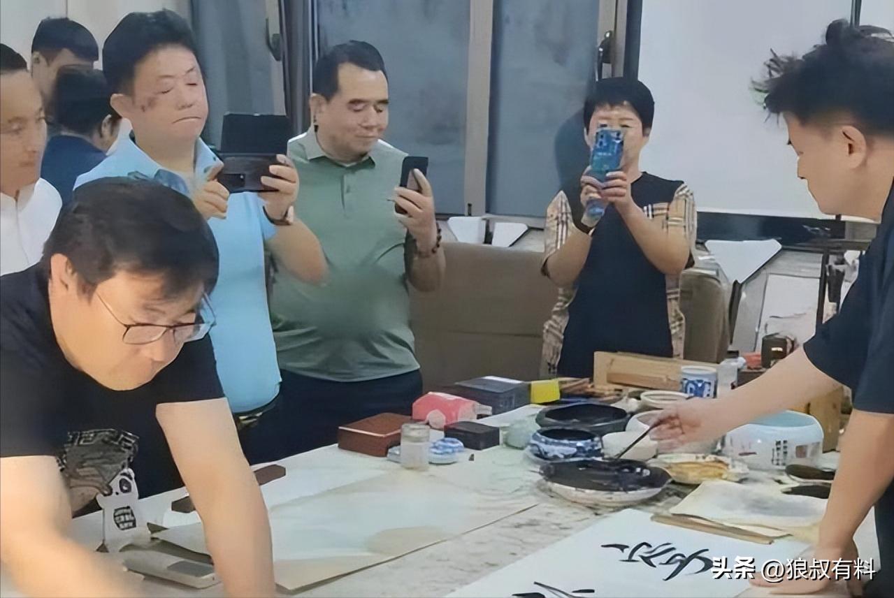 毕福剑变卖字画800元被质疑_毕福剑消失8年后现身香港小剧场_毕福剑饭局视频资源