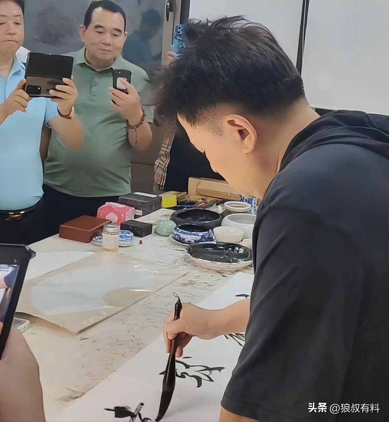 毕福剑变卖字画800元被质疑_毕福剑消失8年后现身香港小剧场_毕福剑饭局视频资源