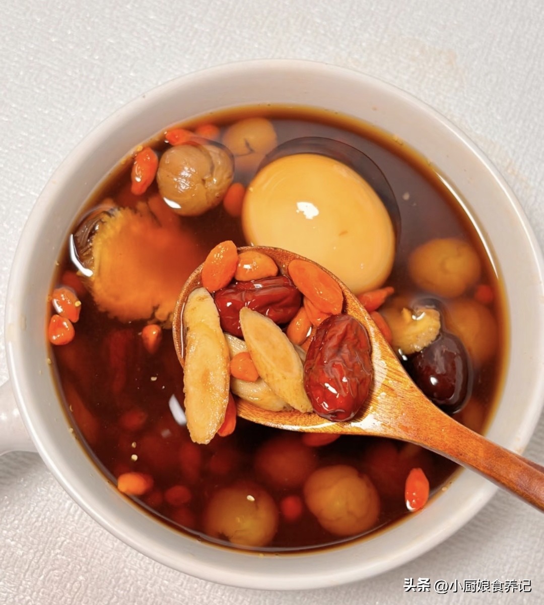 补气血当归黄芪红枣桂圆鸡蛋汤_春天女性喝什么汤好_女生专属回春汤做法