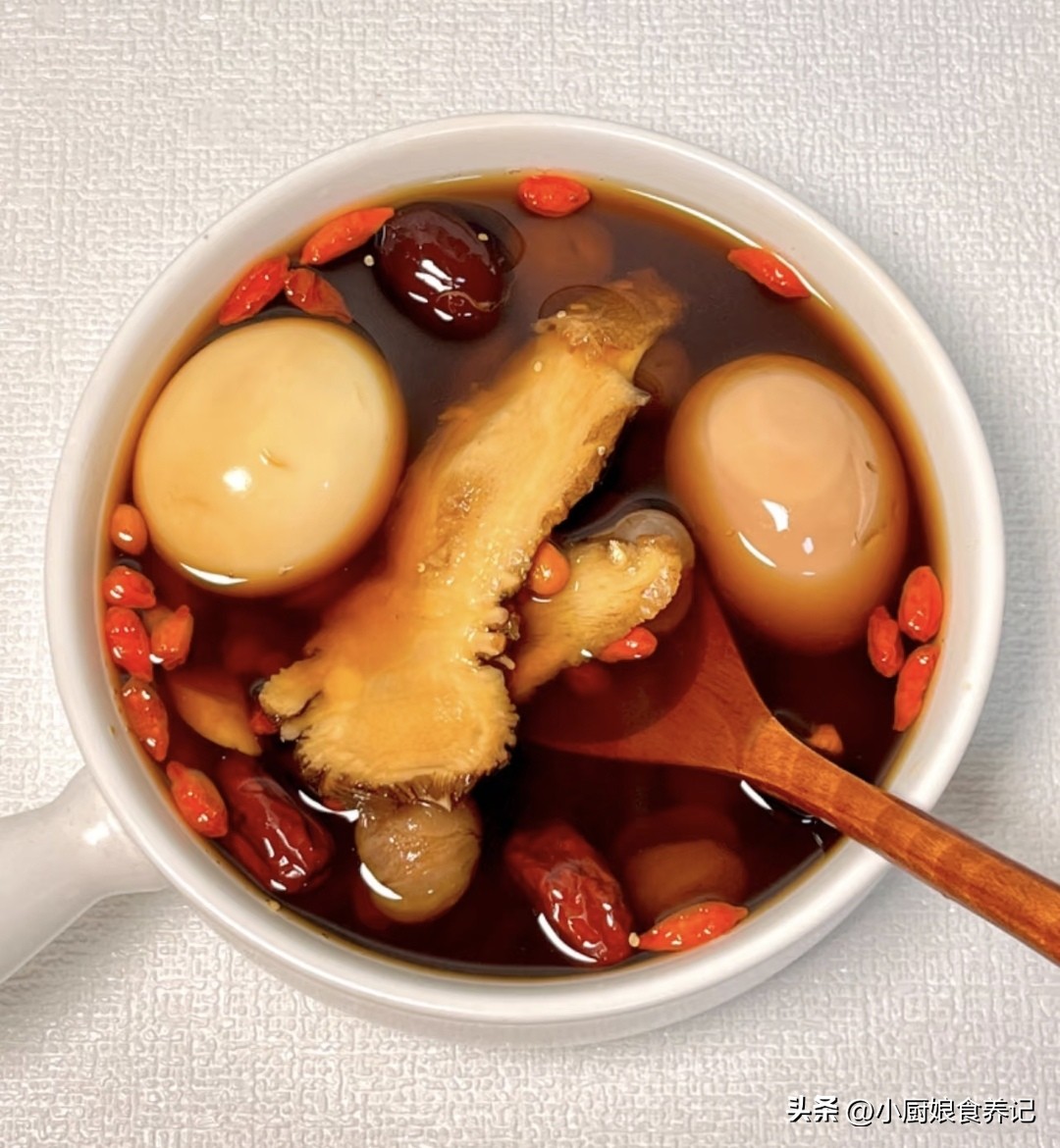 补气血当归黄芪红枣桂圆鸡蛋汤_春天女性喝什么汤好_女生专属回春汤做法