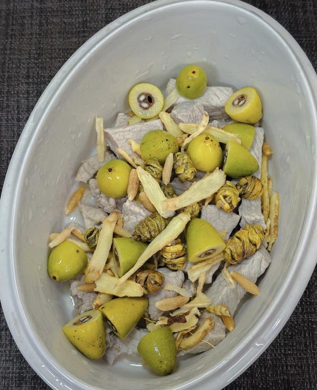 广东春燥食疗方_春天女性喝什么汤好_青橄榄石斛玉竹麦冬瘦肉汤