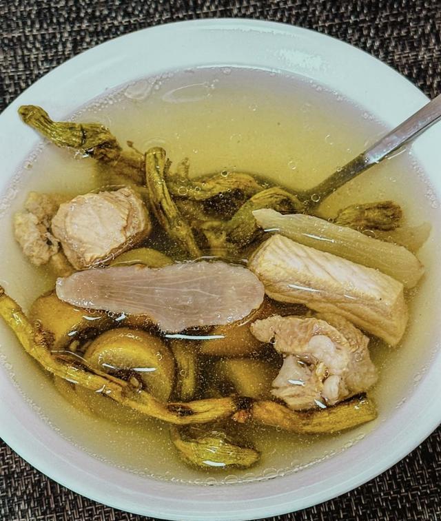 广东春燥食疗方_春天女性喝什么汤好_青橄榄石斛玉竹麦冬瘦肉汤