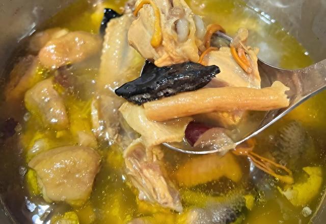 灵芝红枣鸡汤做法_春天喝汤_春天女性喝什么汤好