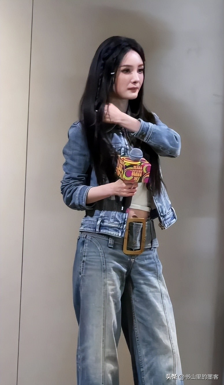 杨幂微博之夜风波_杨幂近期照片2026_杨幂AWE展会造型争议